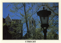 601998 Gezicht op de lantaarn van de Domtoren te Utrecht met op de voorgrond de lampenkap van een, door Pyke Koch ...